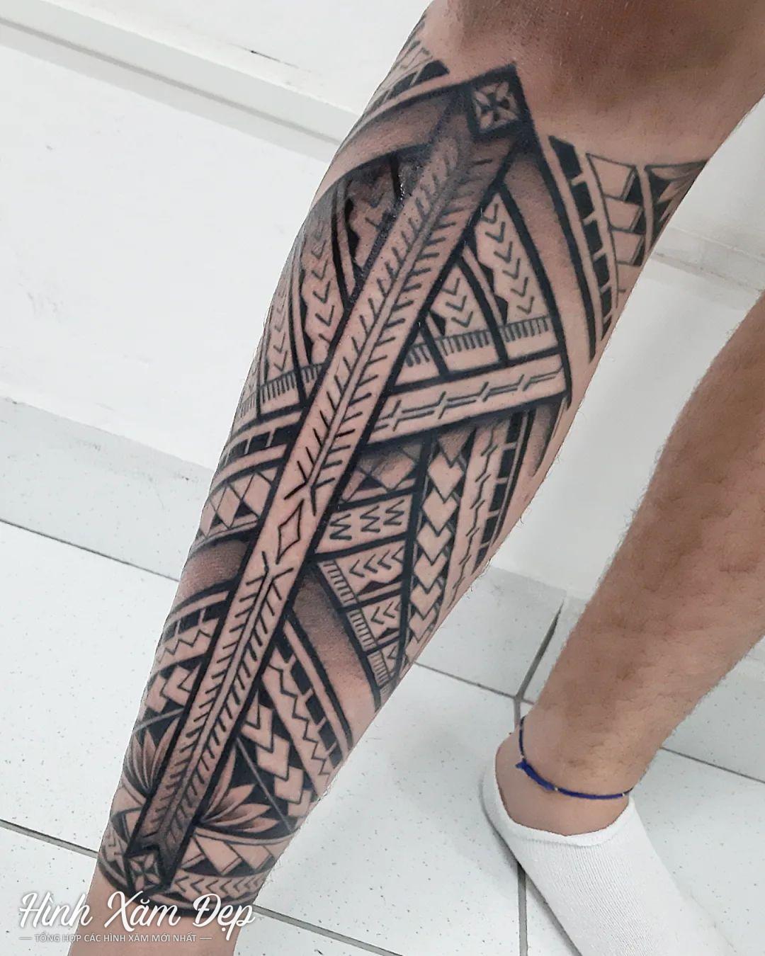 Hình xăm maori full bắp chân