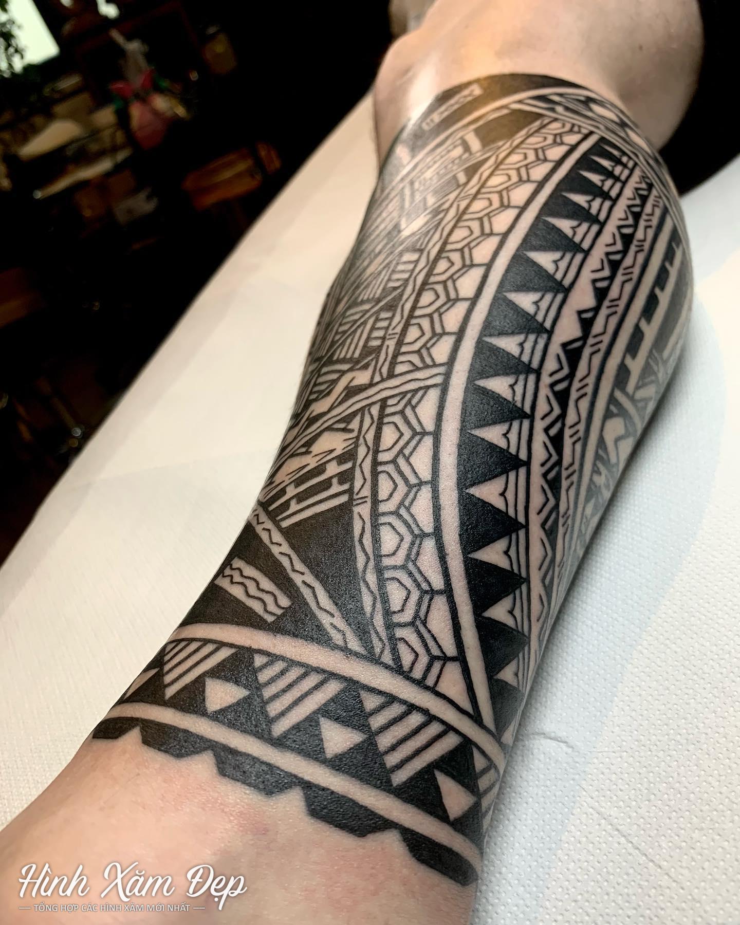 Hình xăm maori full bắp chân