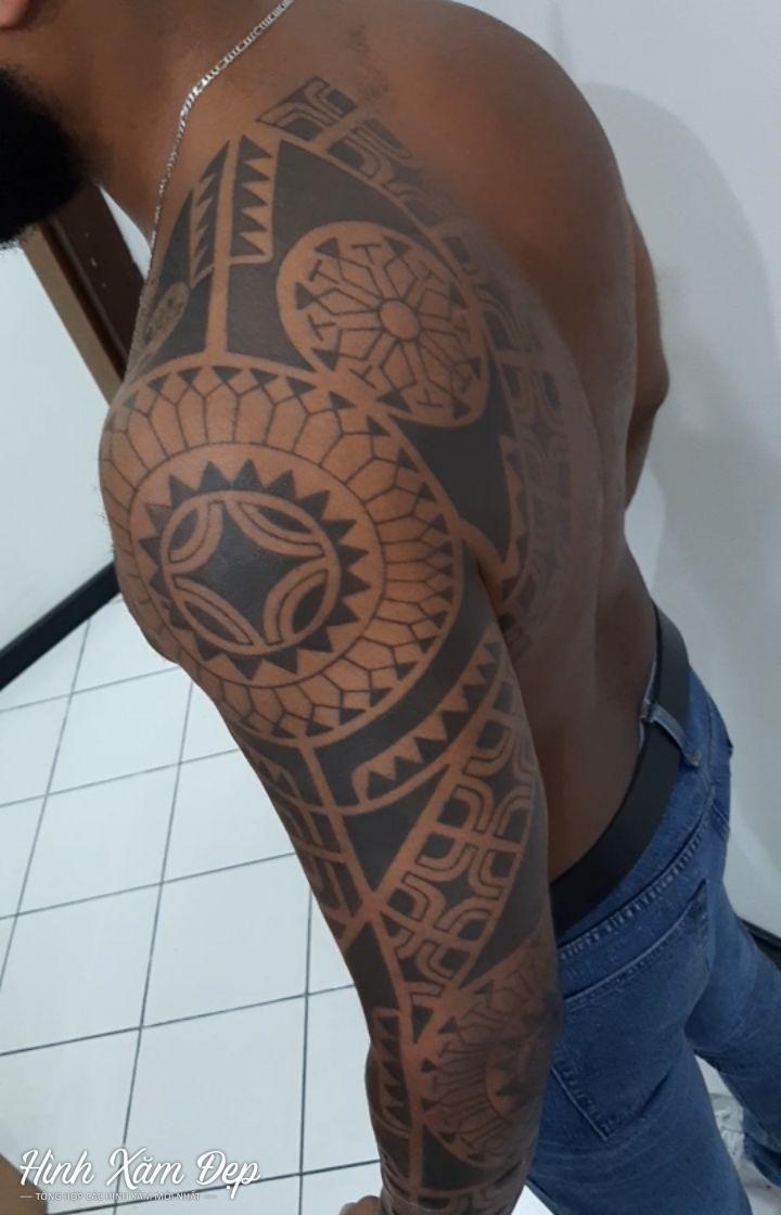 Hình xăm maori full tay sang nửa lưng
