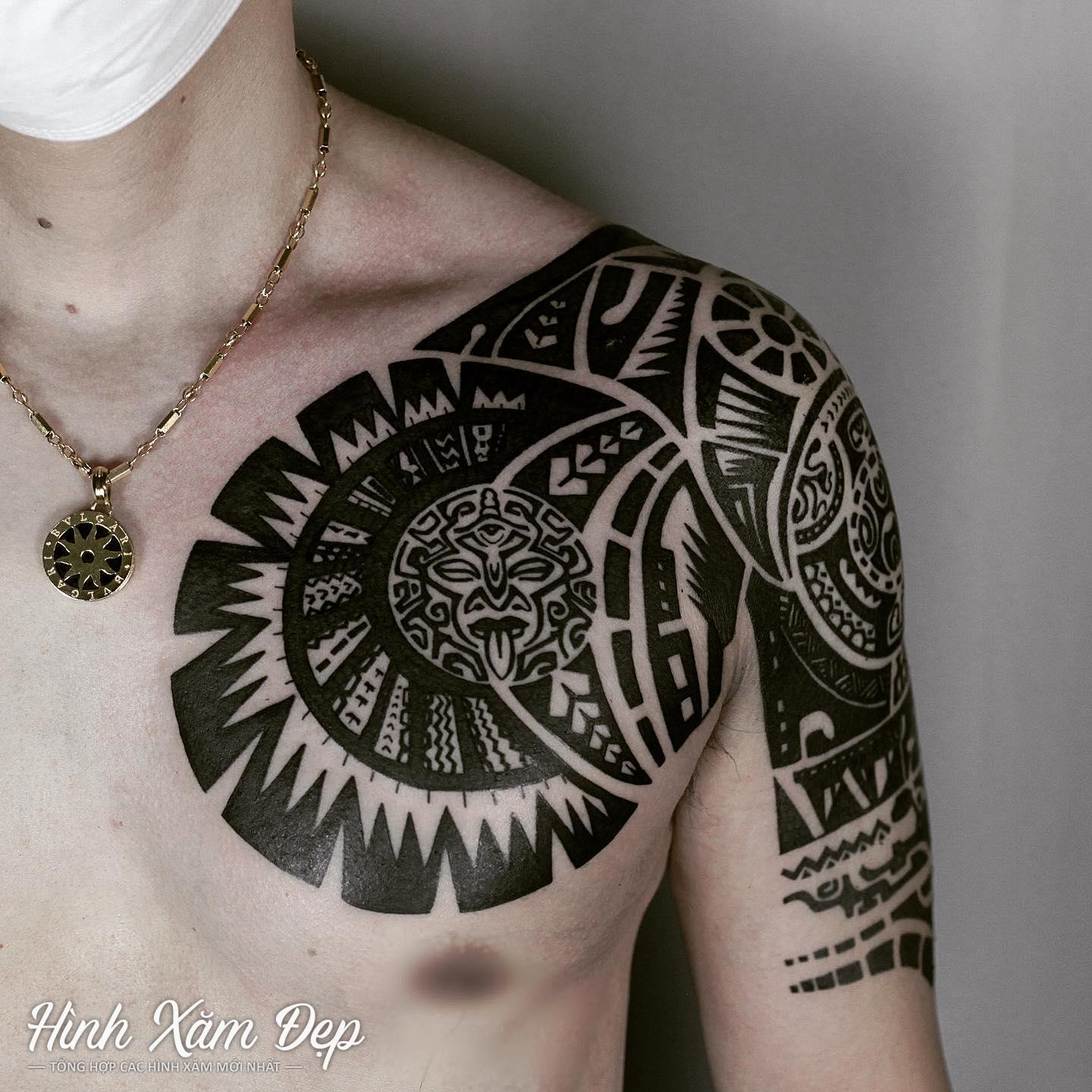 Hình xăm maori ngực sang bắp tay