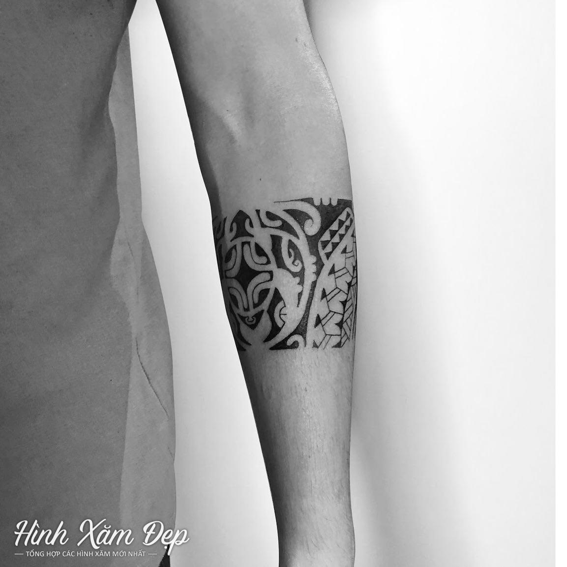 Hình xăm maori ôm tròn cánh tay (2)