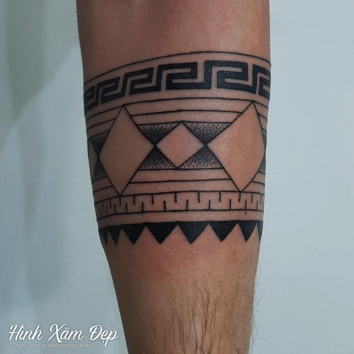 Hình xăm maori ôm tròn cánh tay