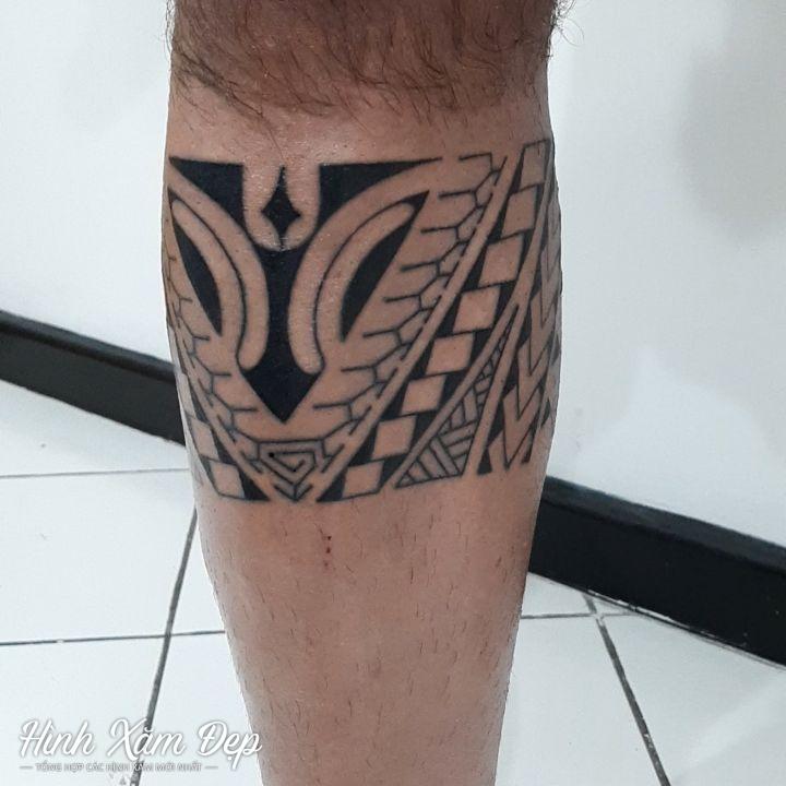 Hình xăm maori ôm tròn chân