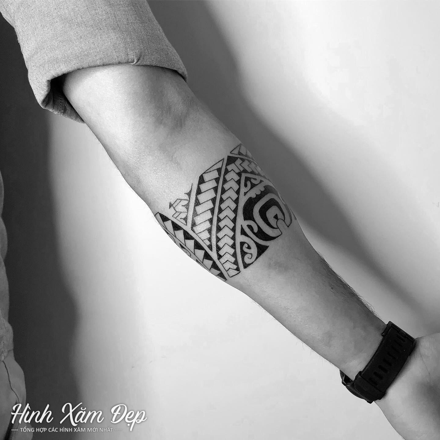 Hình xăm maori ôm vòng tay