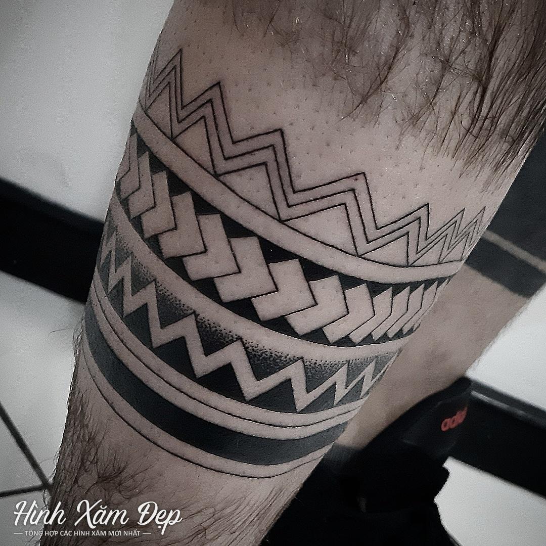 Hình xăm maori ôm vòng tròn bắp chân