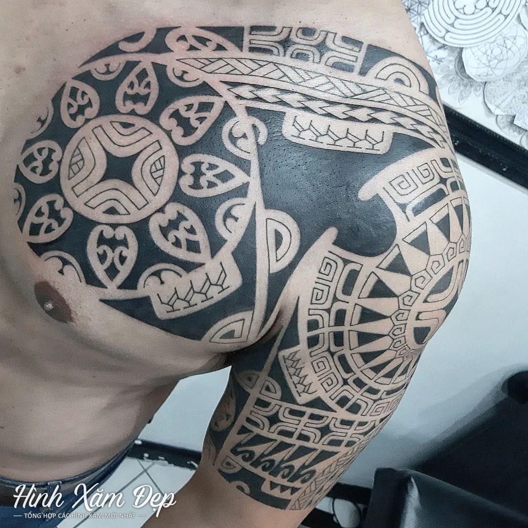 Hình xăm maori tay lững qua ngực