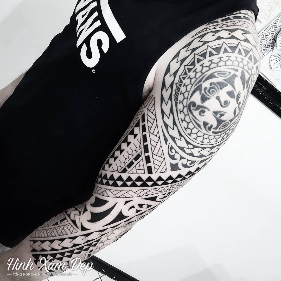 Hình xăm maori từ vai xuống lửng tay