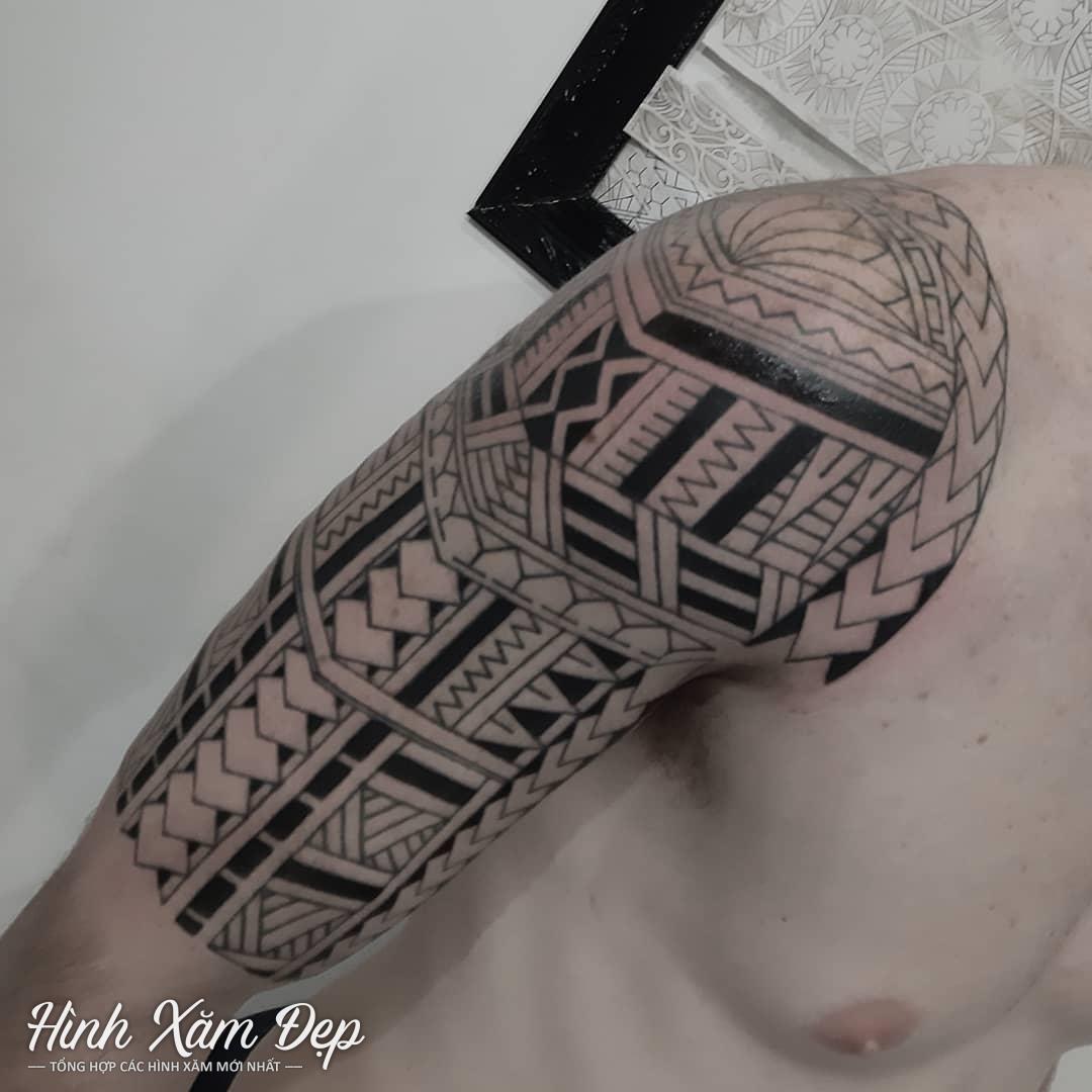 Hình xăm maori vai xuống bắp tay