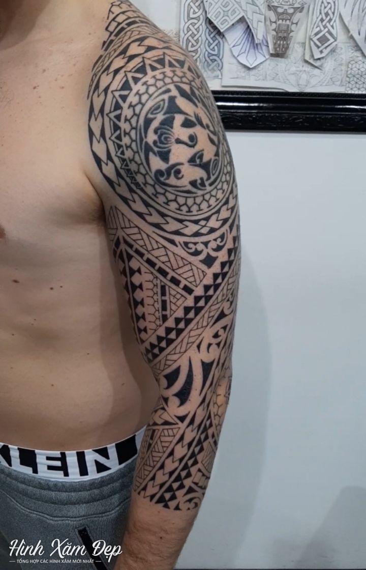 Hình xăm maori vai xuống cánh tay (2)