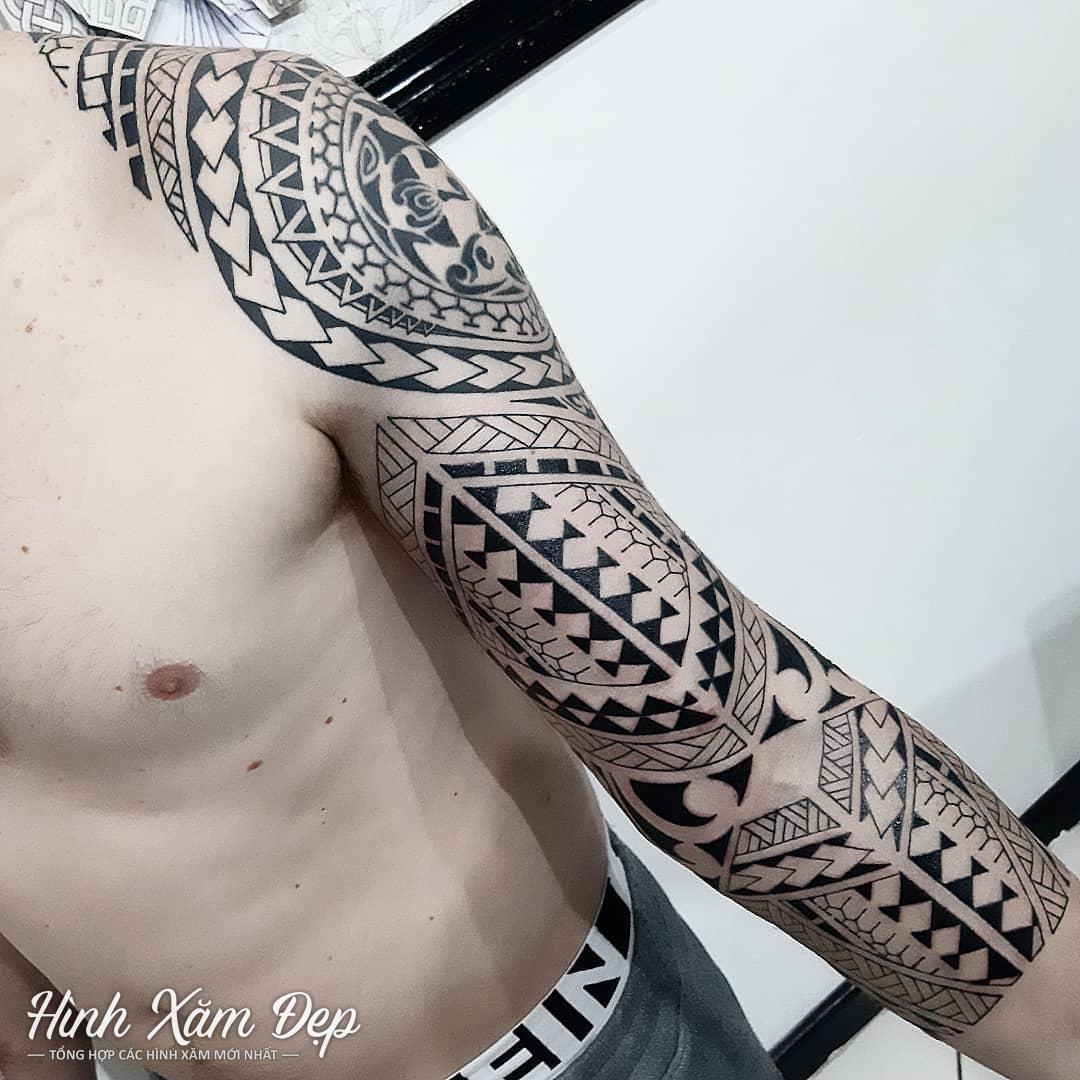 Hình xăm maori vai xuống cánh tay