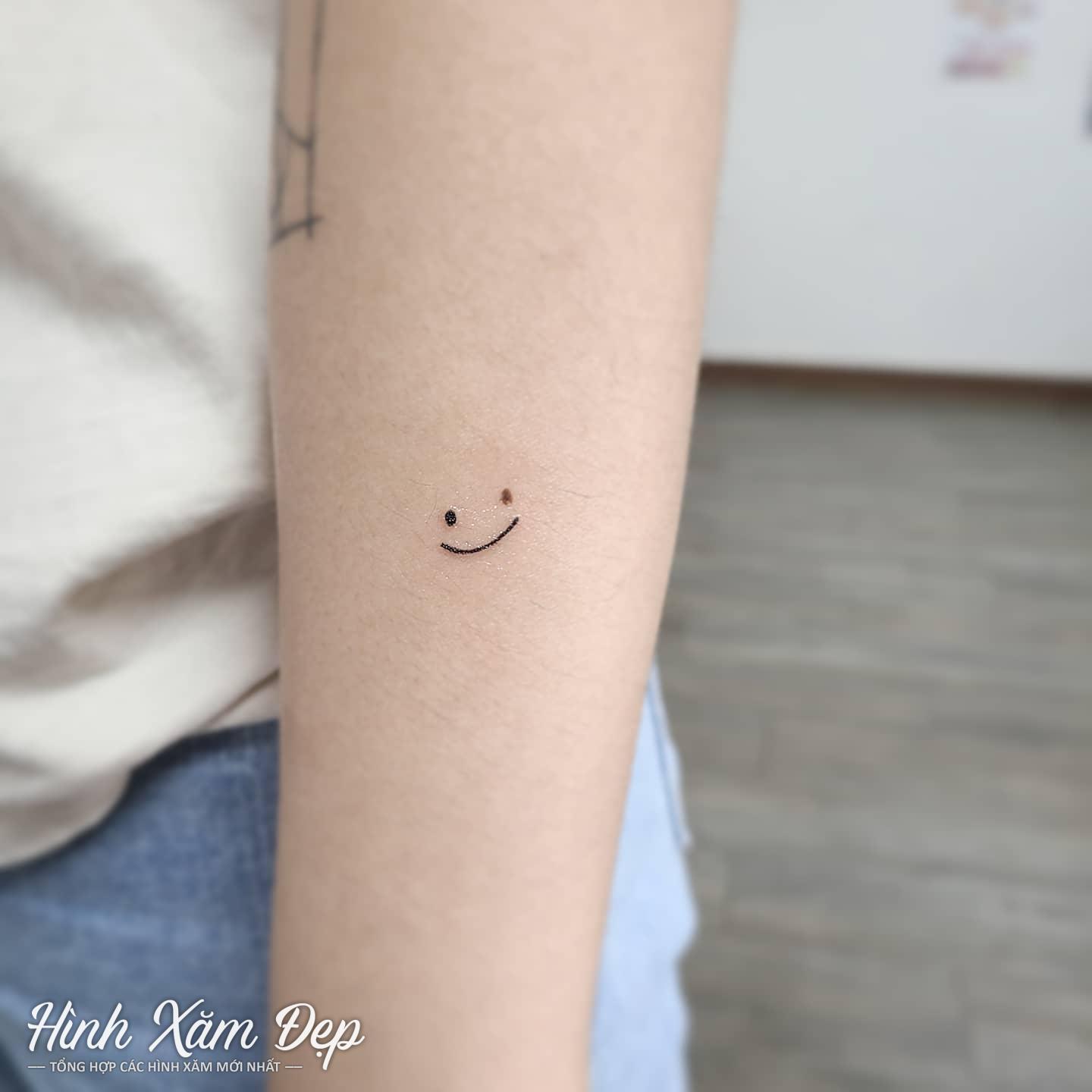 Hình xăm mặt cười mini cánh tay