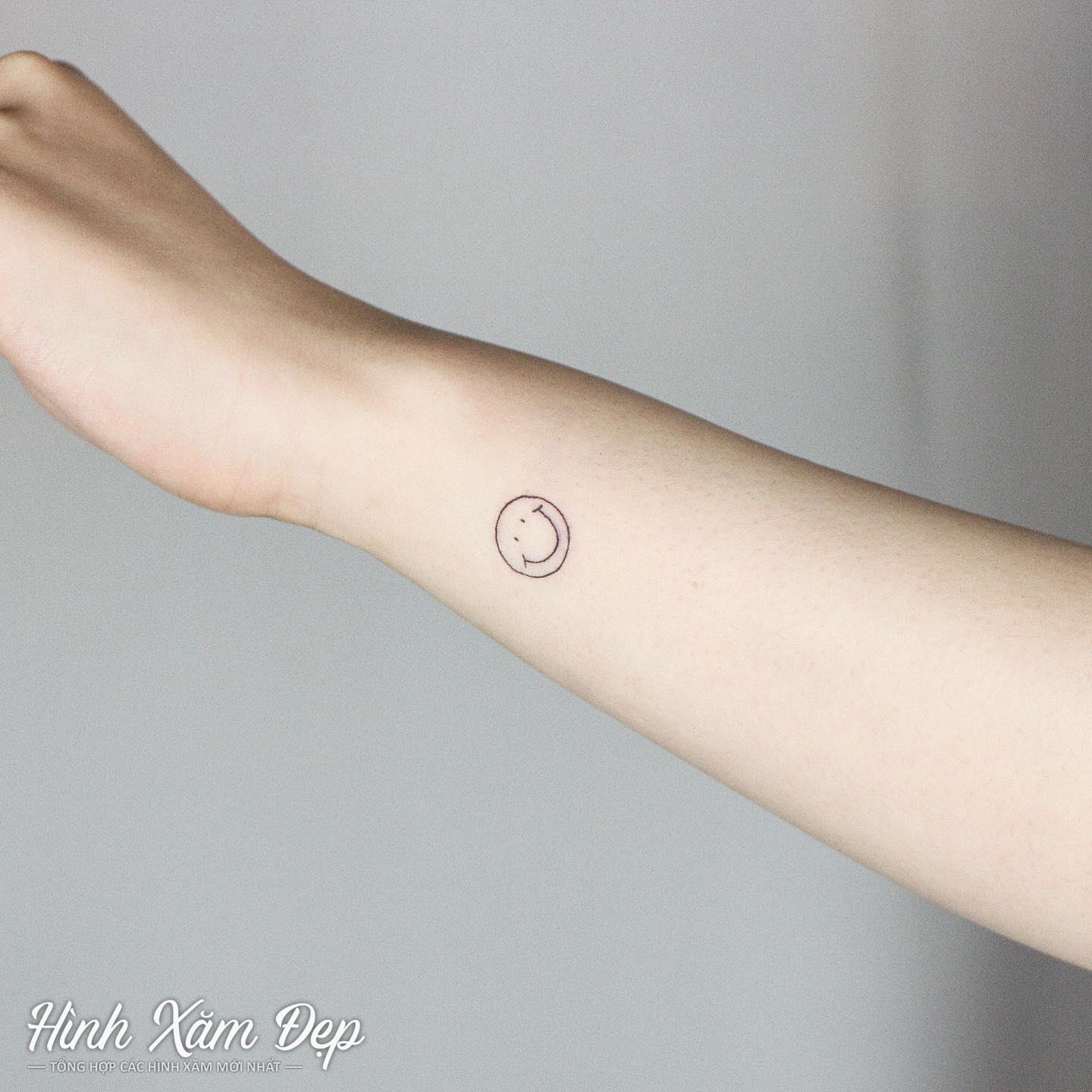 Hình xăm mặt cười mini cổ tay
