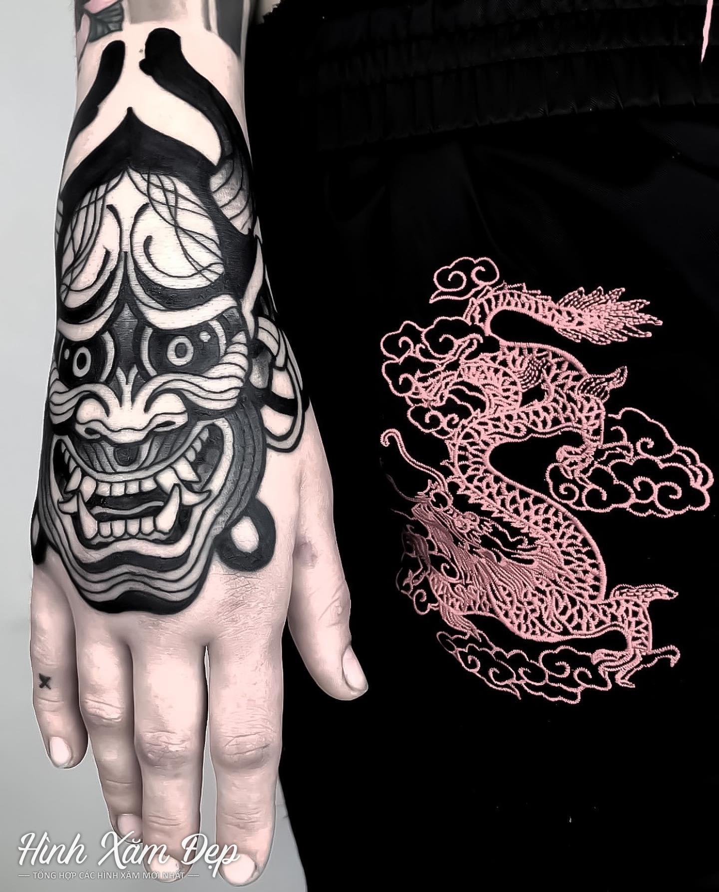 Hình xăm mặt quỷ mu bàn tay