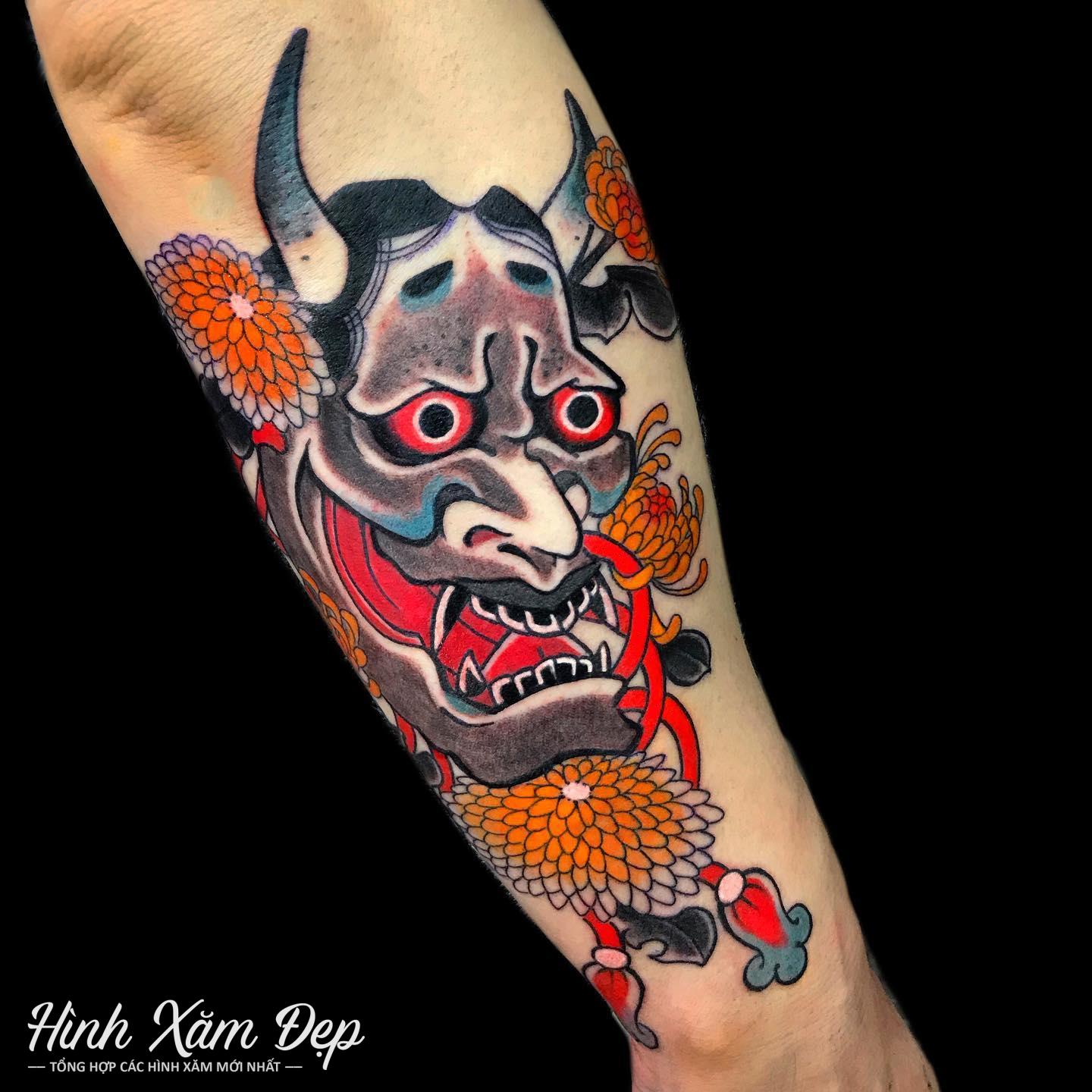 Hình xăm mặt quỷ nhật cổ cánh tay nam