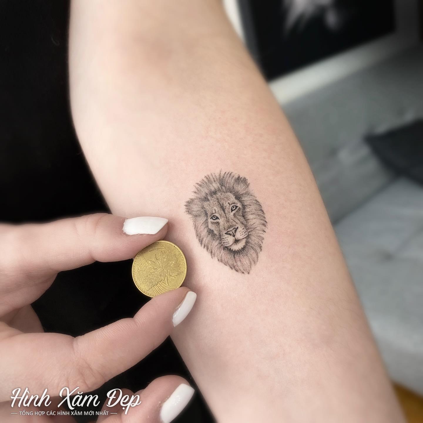 Hình xăm mặt sư tử mini ở cánh tay