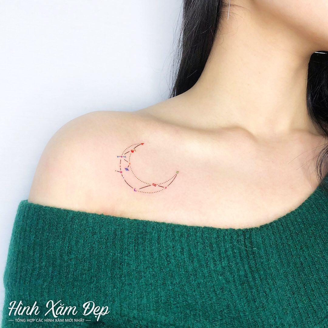 Hình xăm mặt trăng lạ trước ngực