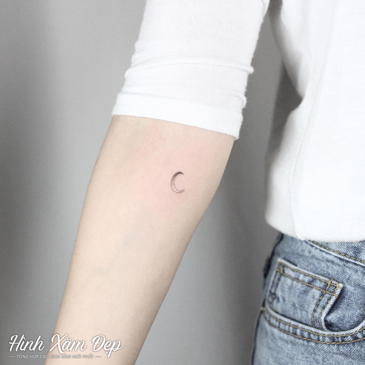 Hình xăm mặt trăng mini cánh tay nữ