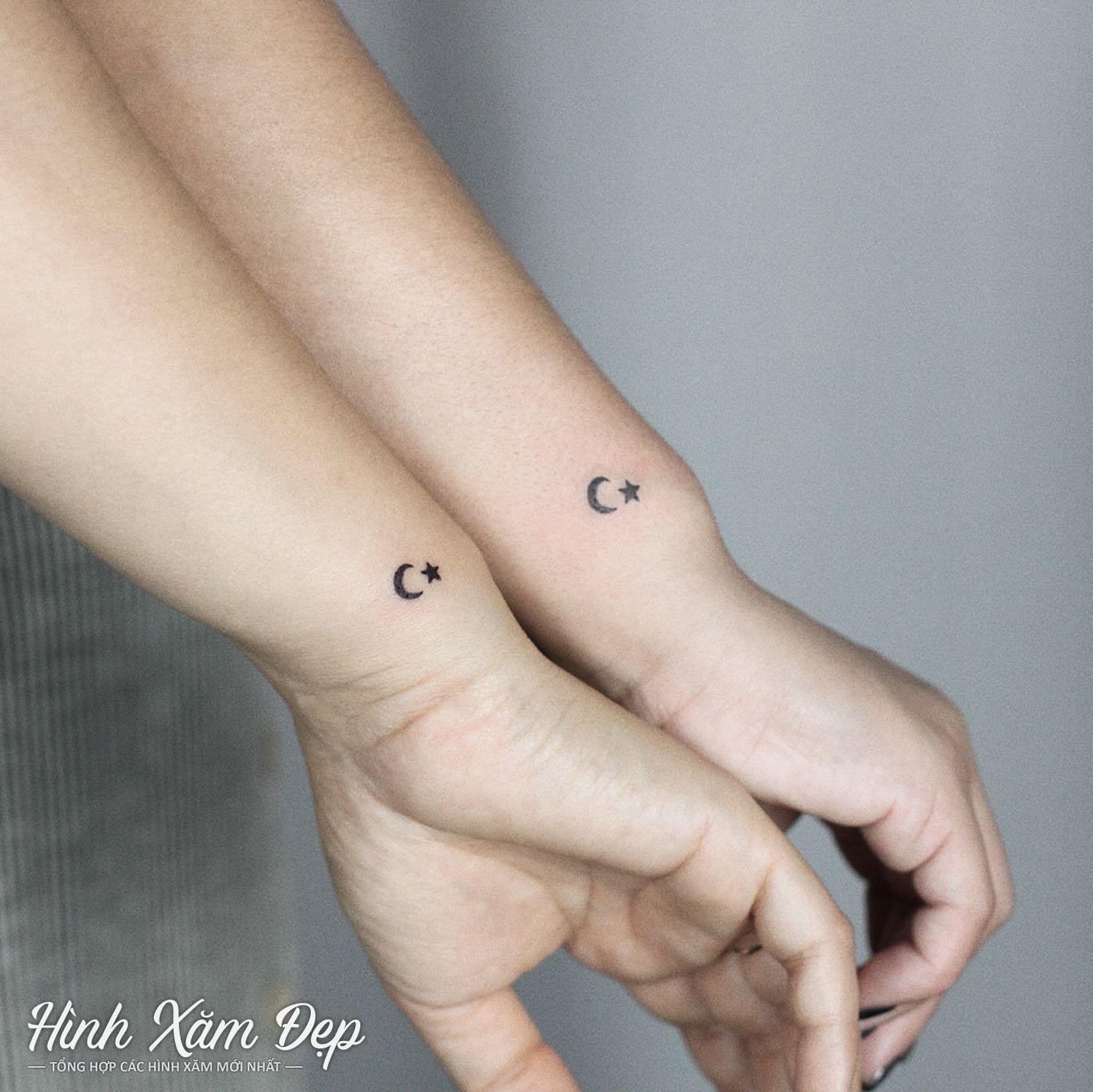 Hình xăm mặt trăng mini cổ tay