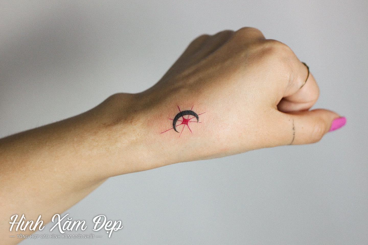 Hình xăm mặt trăng mini mu bàn tay