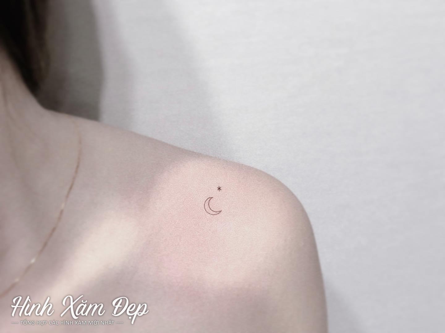 Hình xăm mặt trăng mini ngay vai cho nữ