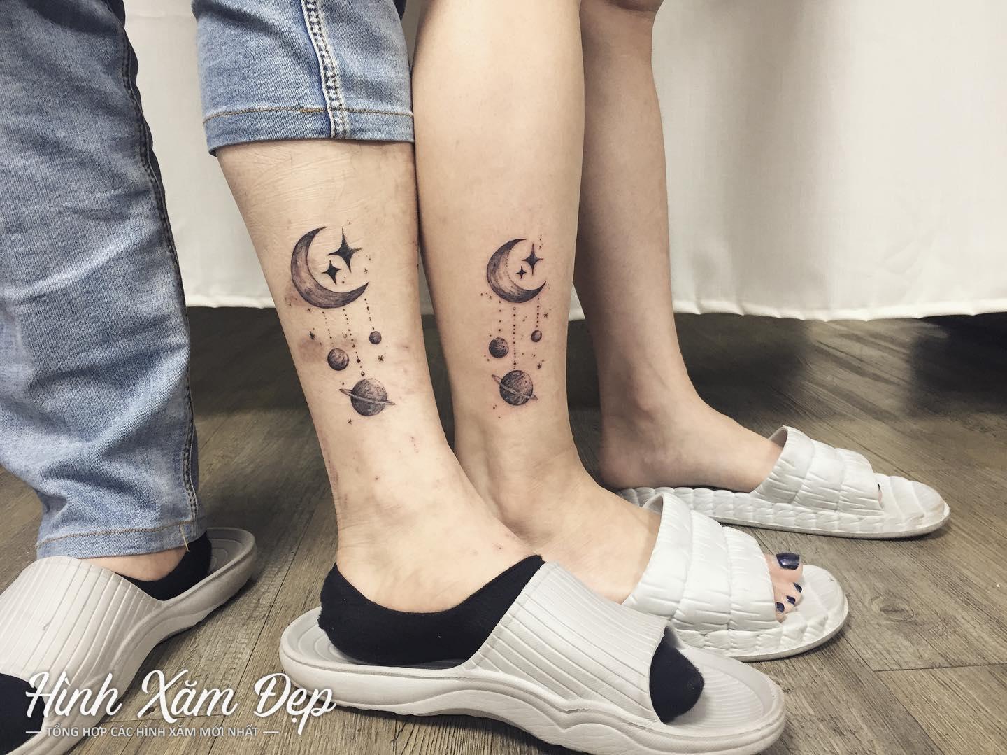 Hình xăm mặt trăng ngôi sao cổ chân