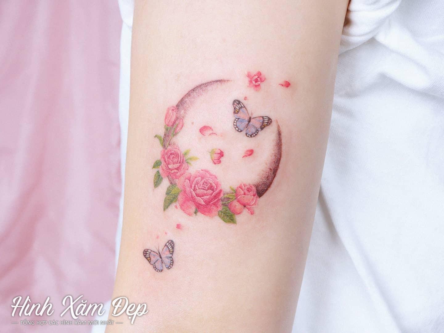 Hình xăm mặt trăng và hoa bắp tay