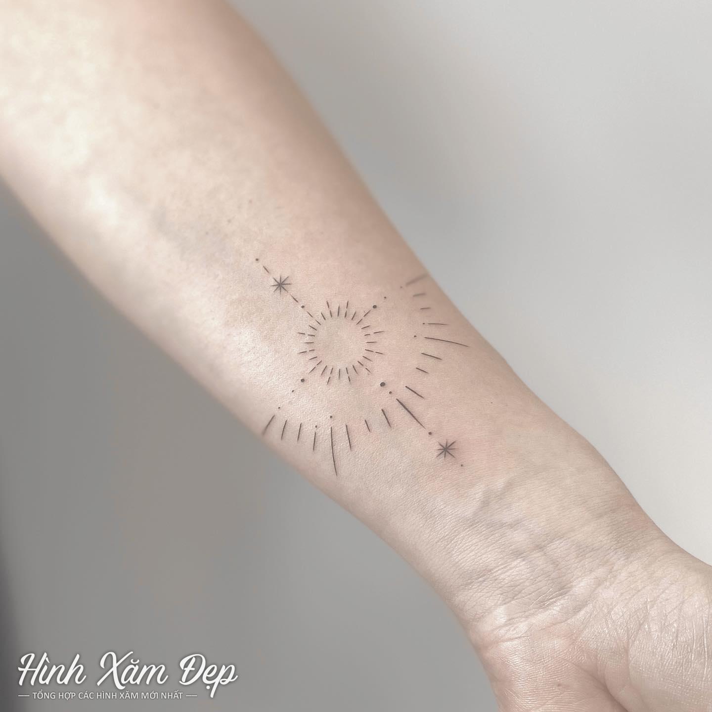 Hình xăm mặt trời mini cánh tay