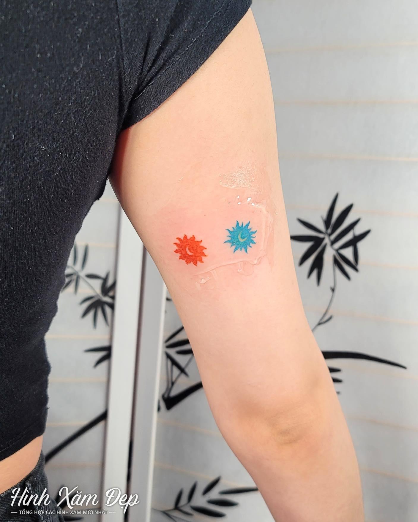 Hình xăm mặt trời mini sau bắp tay