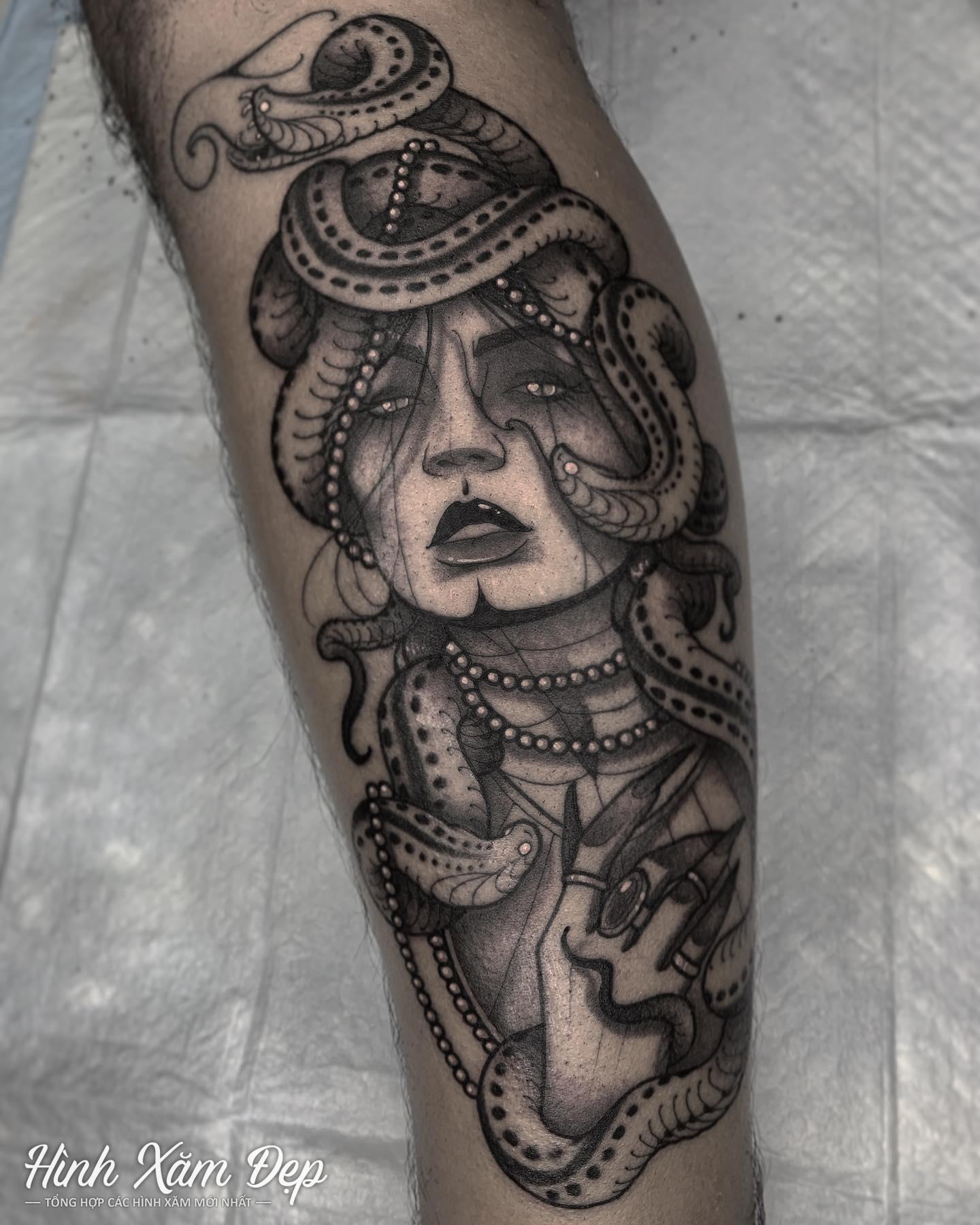 Hình xăm medusa bắp chân