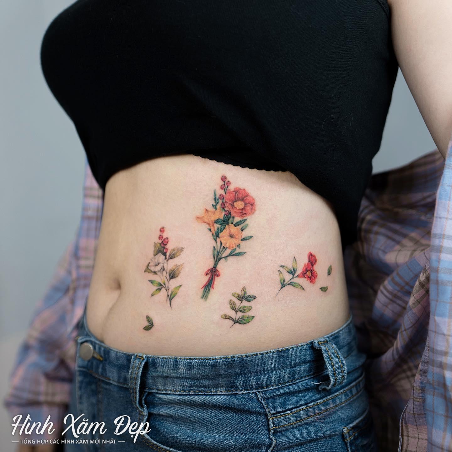 Hình xăm mini bông hoa ngay bụng