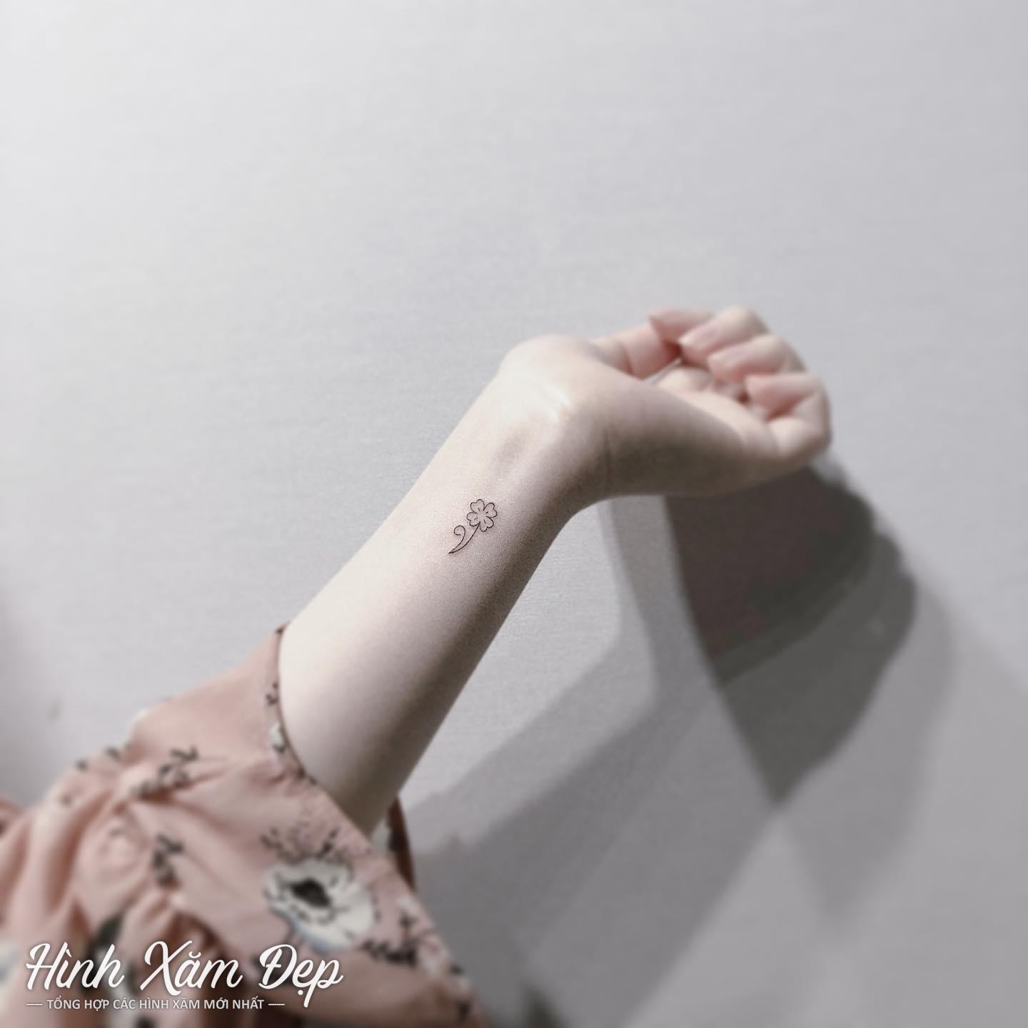 Hình xăm mini cổ tay cho nữ