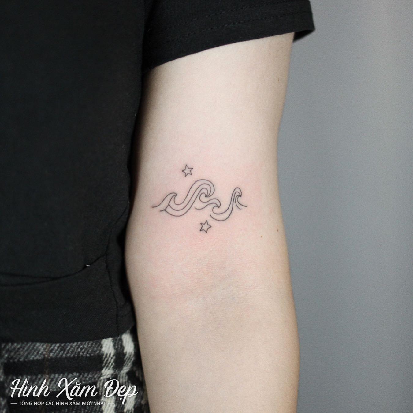 Hình xăm mini lạ bắp tay trong cho nữ