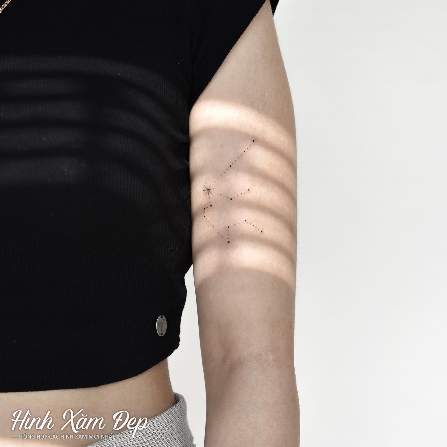 Hình xăm mini lạ bắp tay