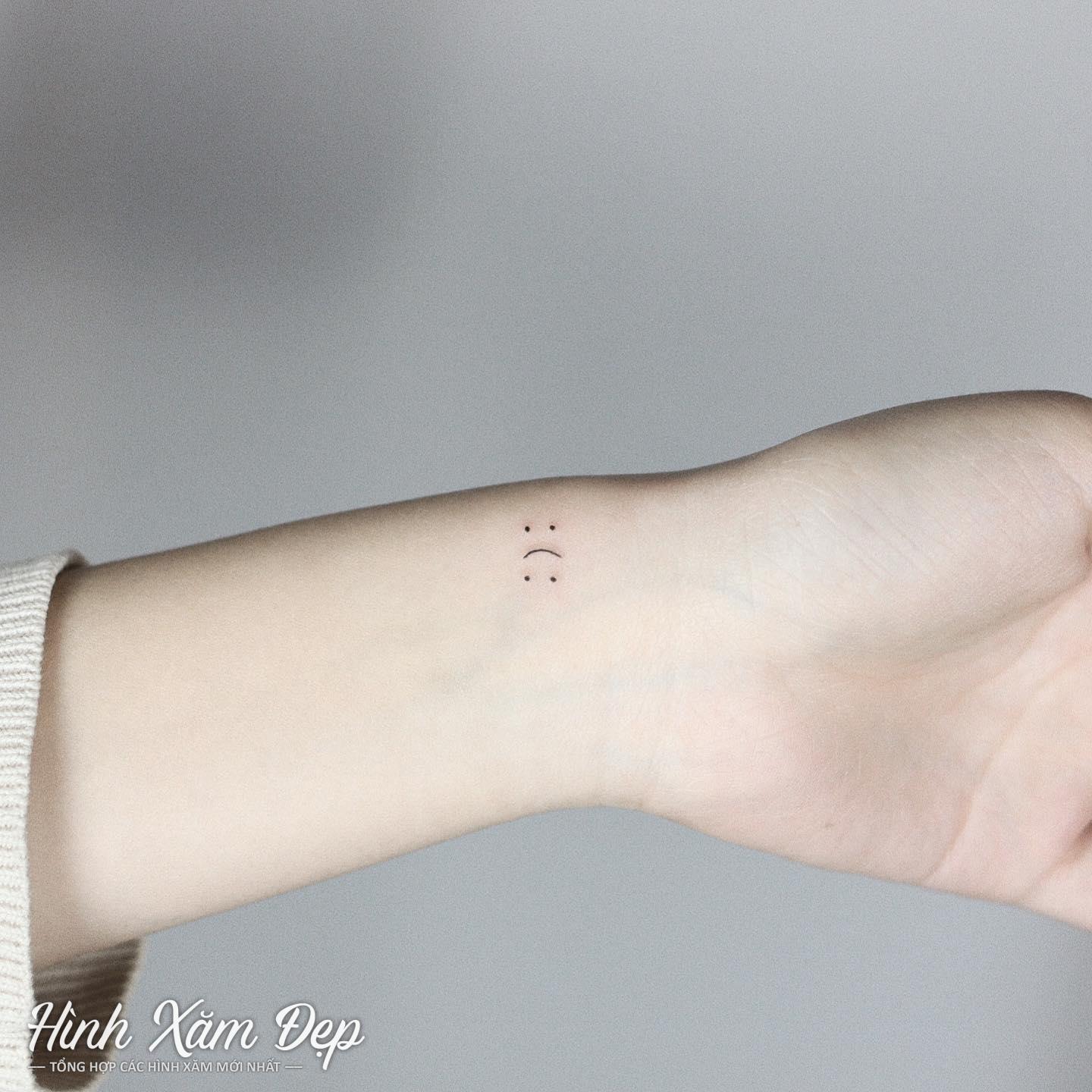 Hình xăm mini lạ cổ tay