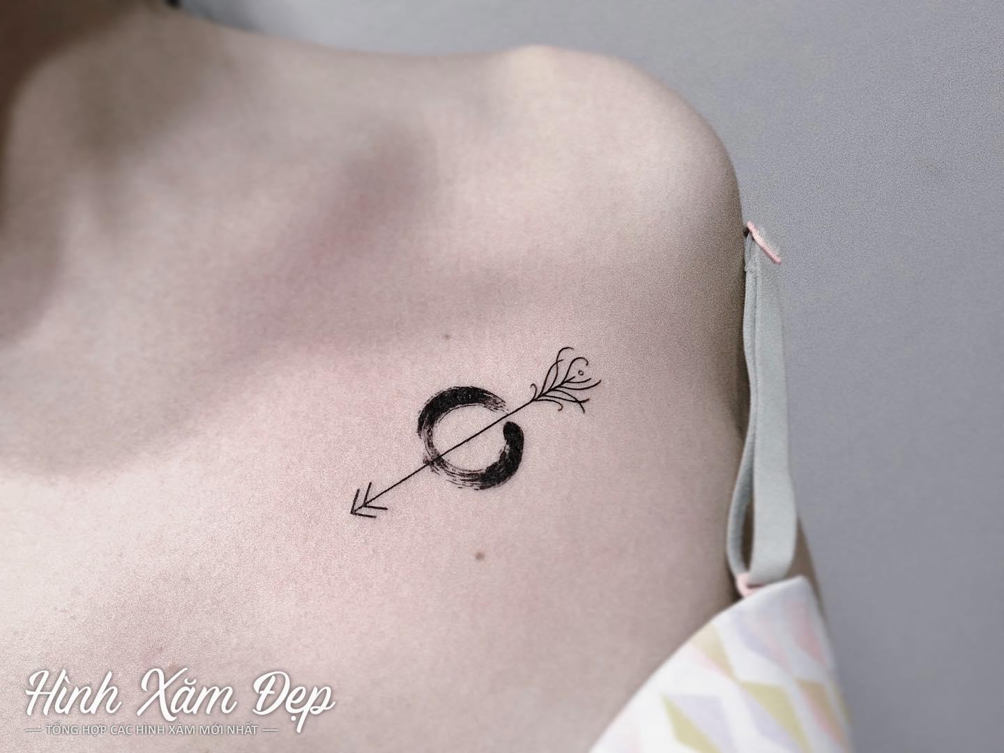 Hình xăm mũi tên phía trước ngực cho nữ