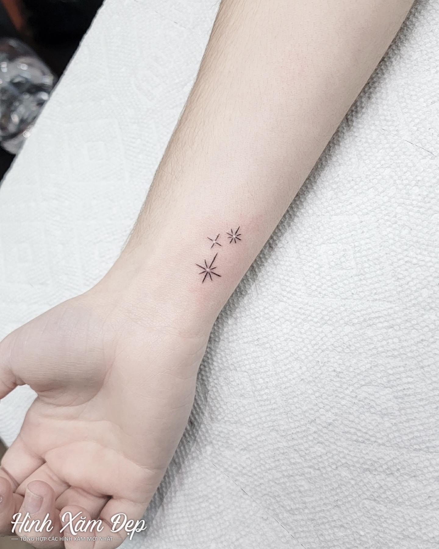 Hình xăm ngôi sao mini cổ tay