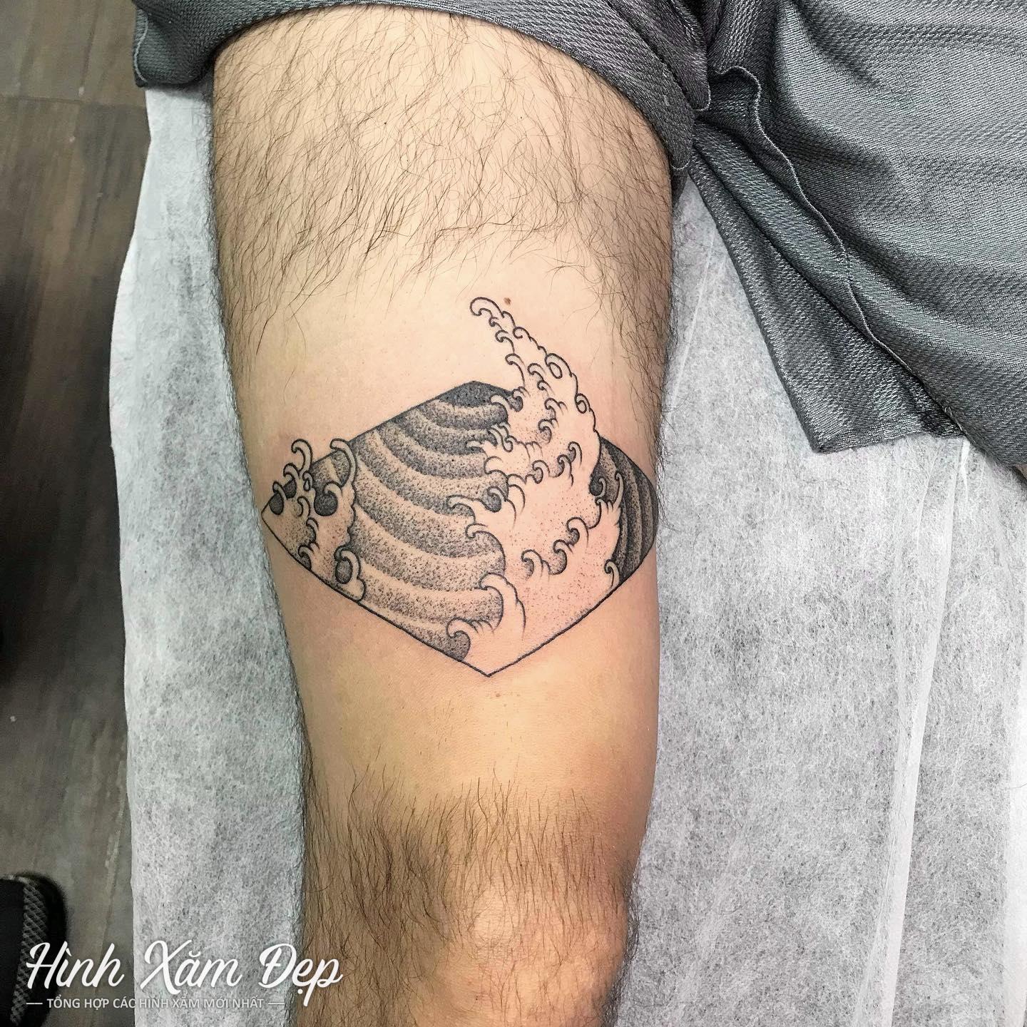 Hình xăm ngọn núi bắp tay nam