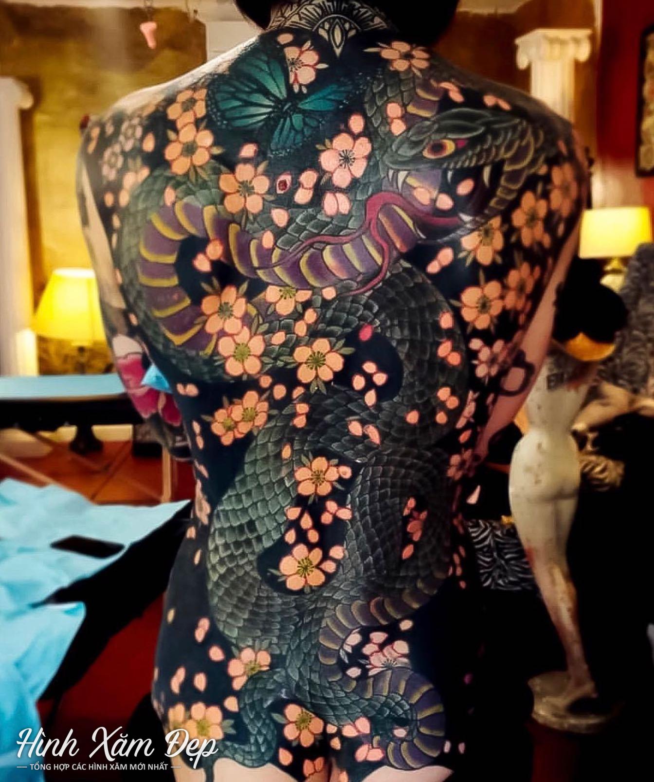 Hình xăm rắn full lưng