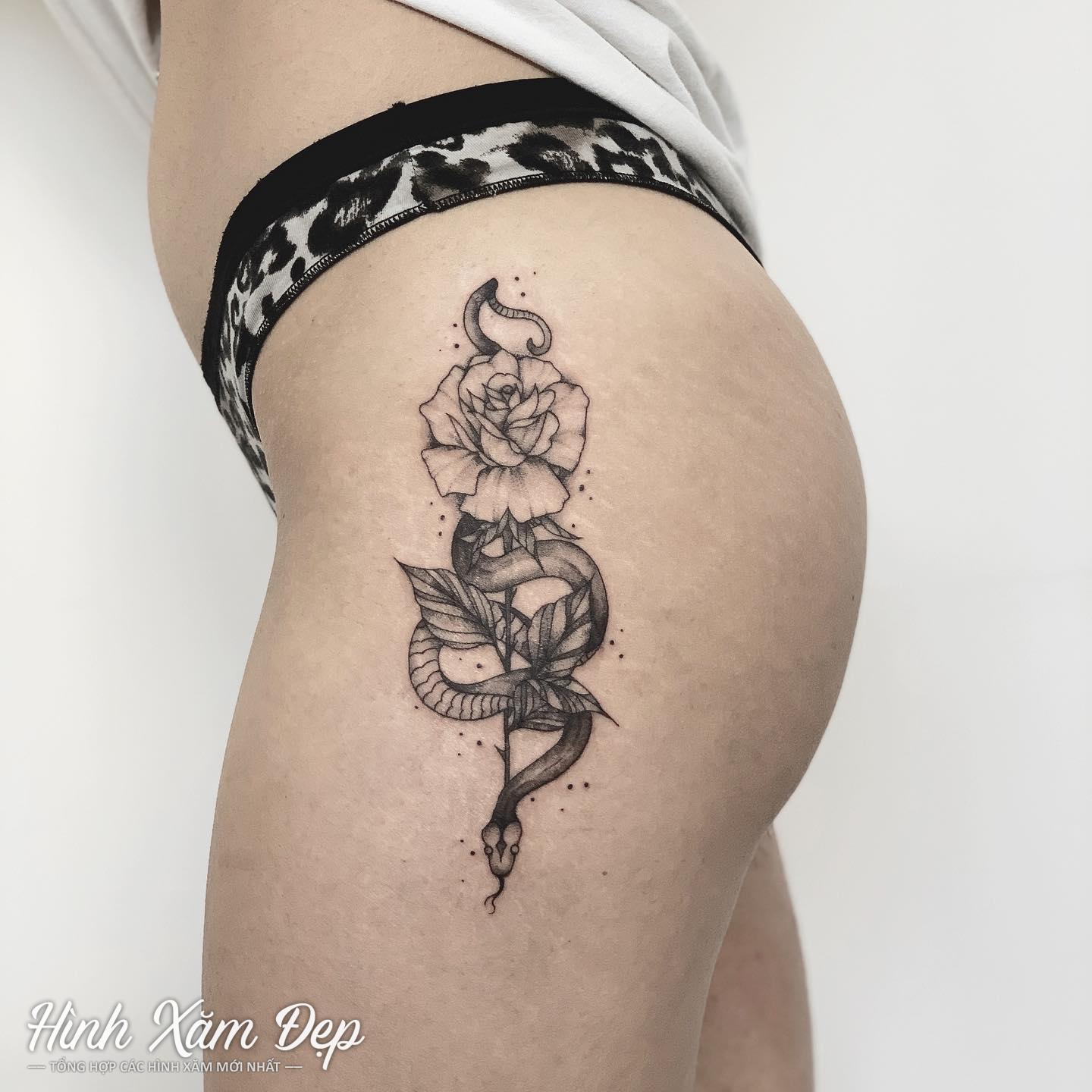 Hình xăm rắn và hoa hồng đùi