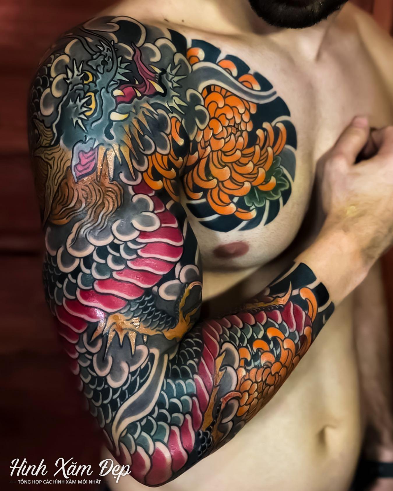 Hình xăm rồng và hoa cúc full tay qua ngực