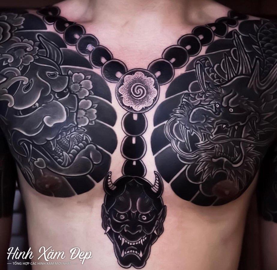 Hình xăm rồng và mặt quỷ trước ngực