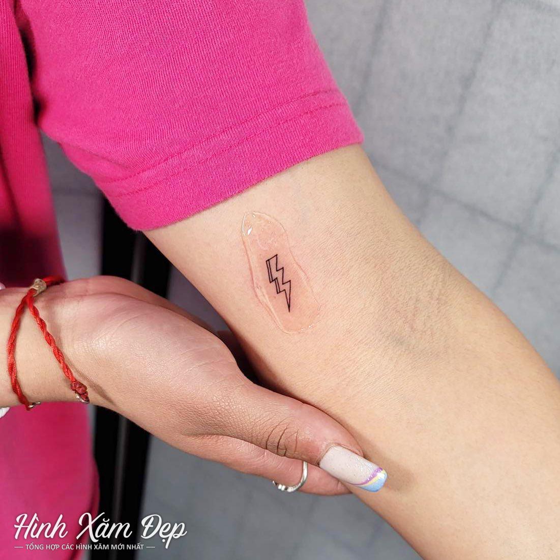 Hình xăm sấm sét mini bắp tay
