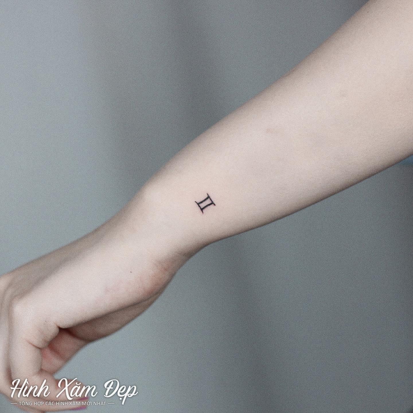 Hình xăm số la mã mini cánh tay