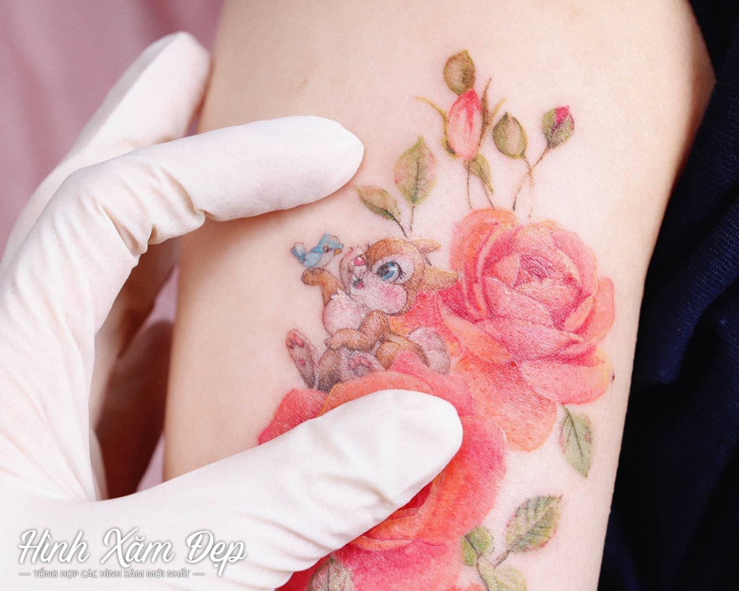 Hình xăm sóc và hoa bắp tay