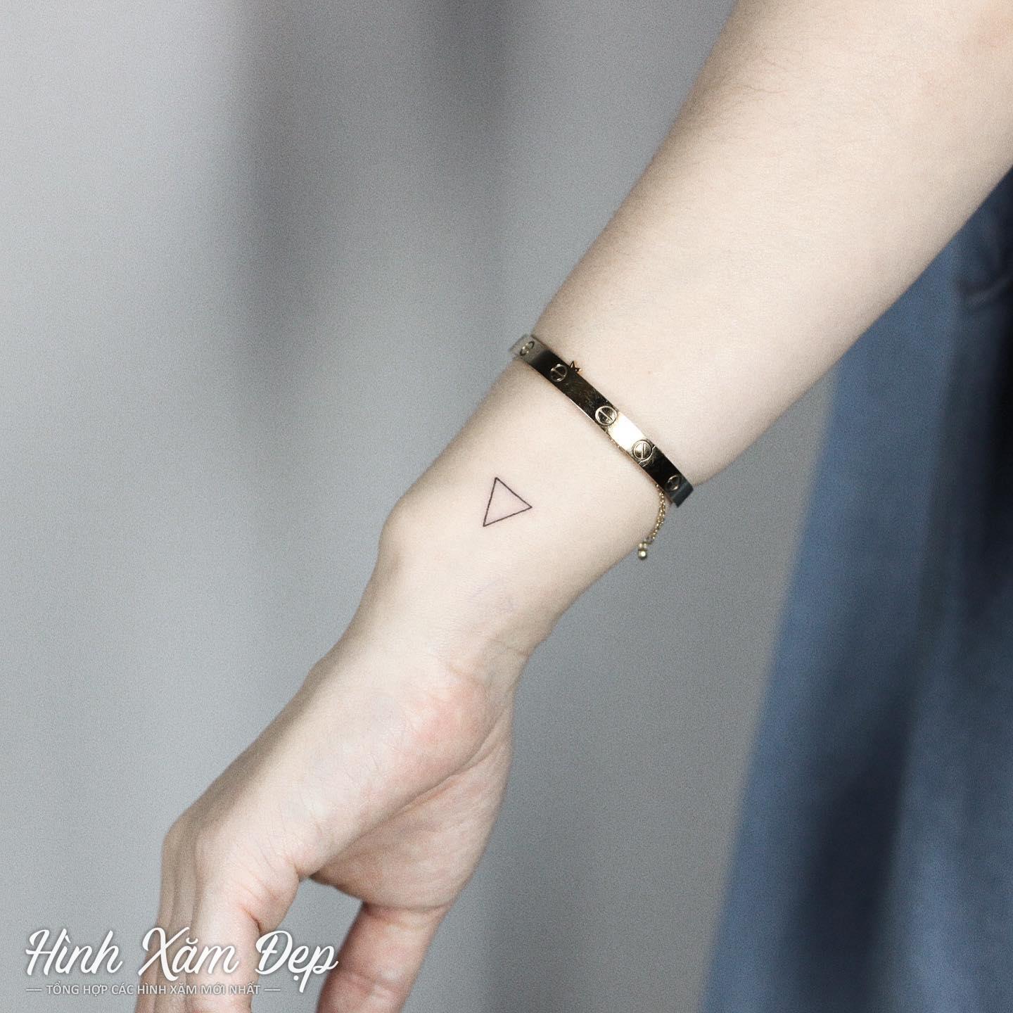 Hình xăm tam giác mini cổ tay
