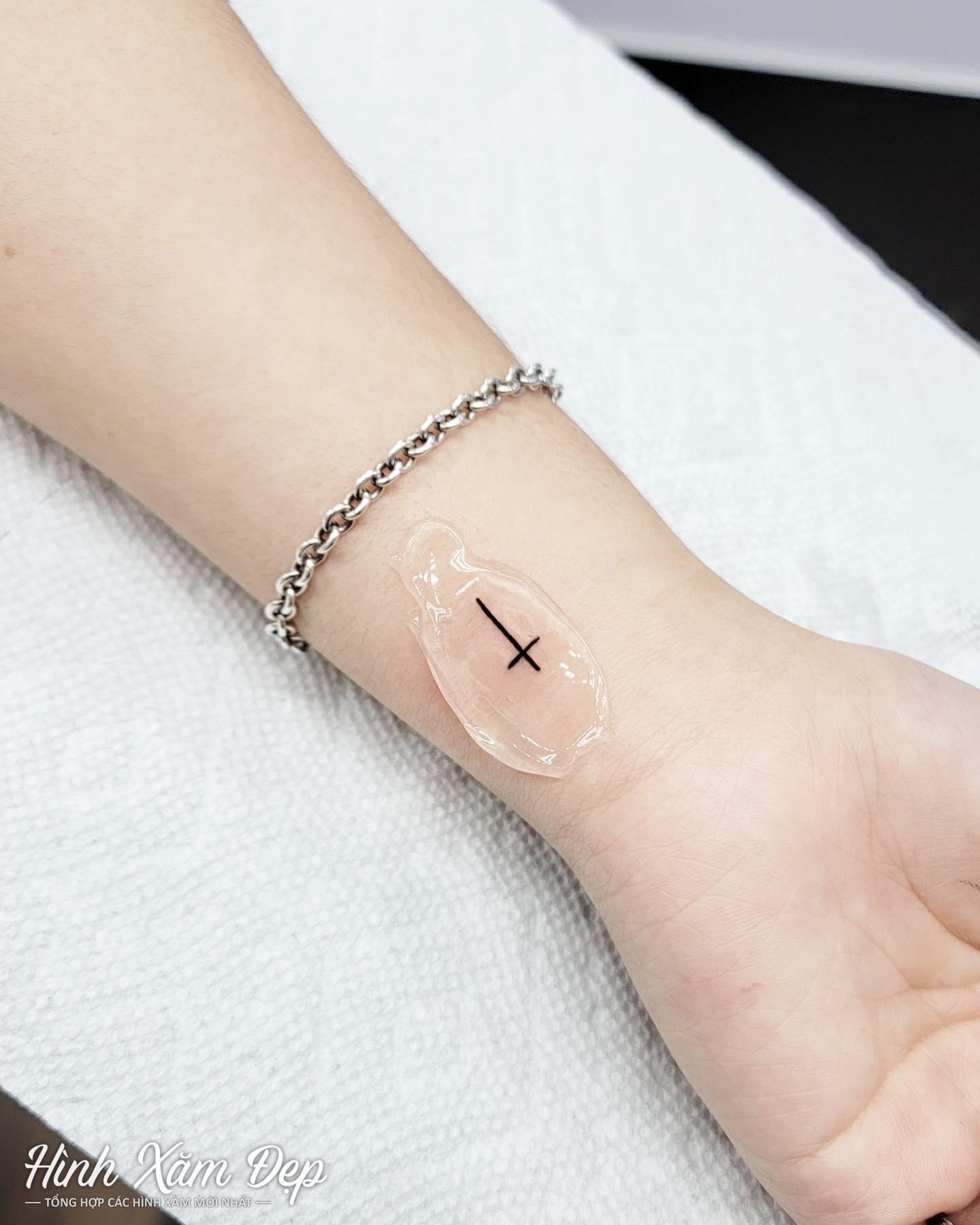 Hình xăm thánh giá mini cổ tay