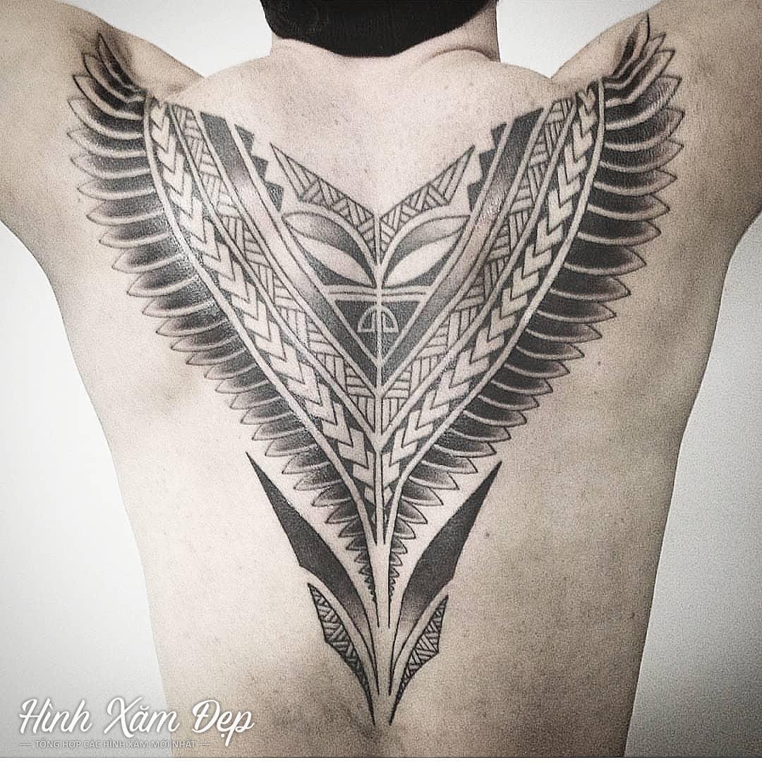 Hình xăm thiết kế hoa văn maori lưng