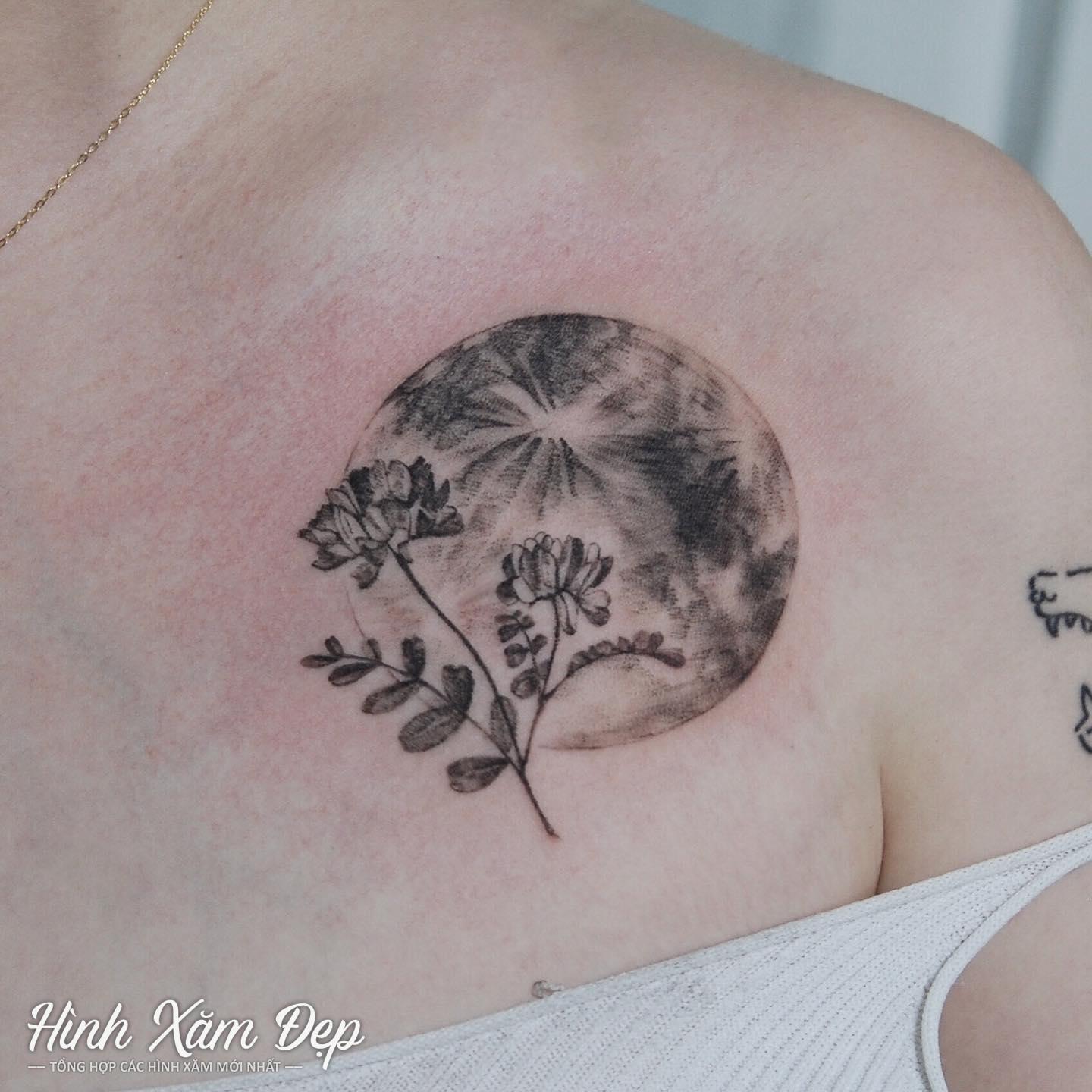 Hình xăm trái đất và hoa mini ngực