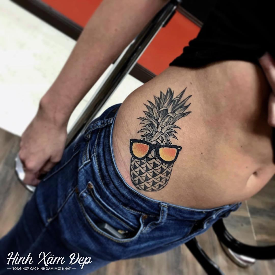 Hình xăm trái dứa đeo kính ngang hông