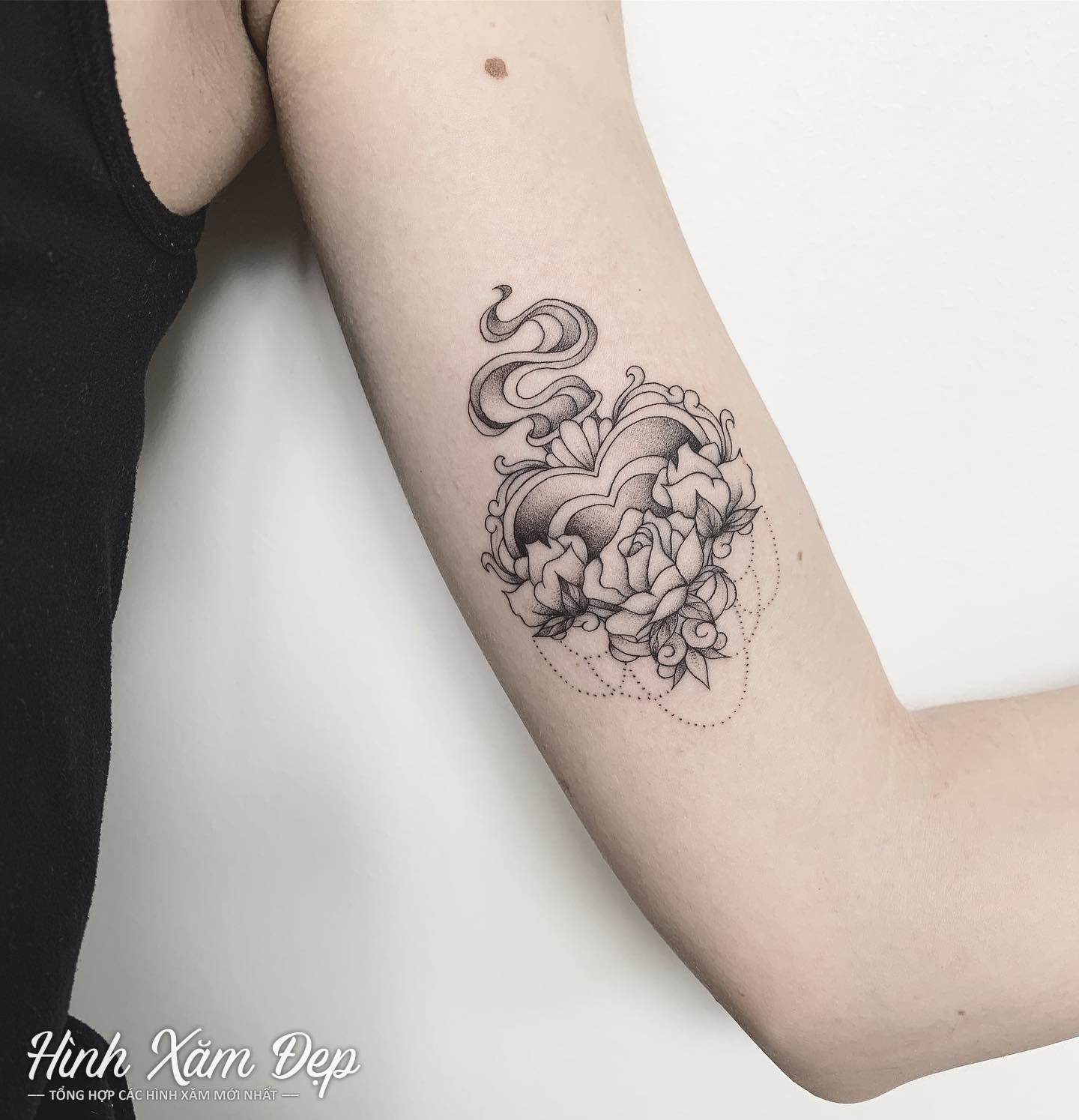 Hình xăm trái tim và hoa bắp tay